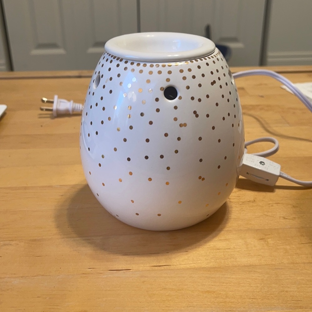 White and gold wax warmer for fragrance wax melts